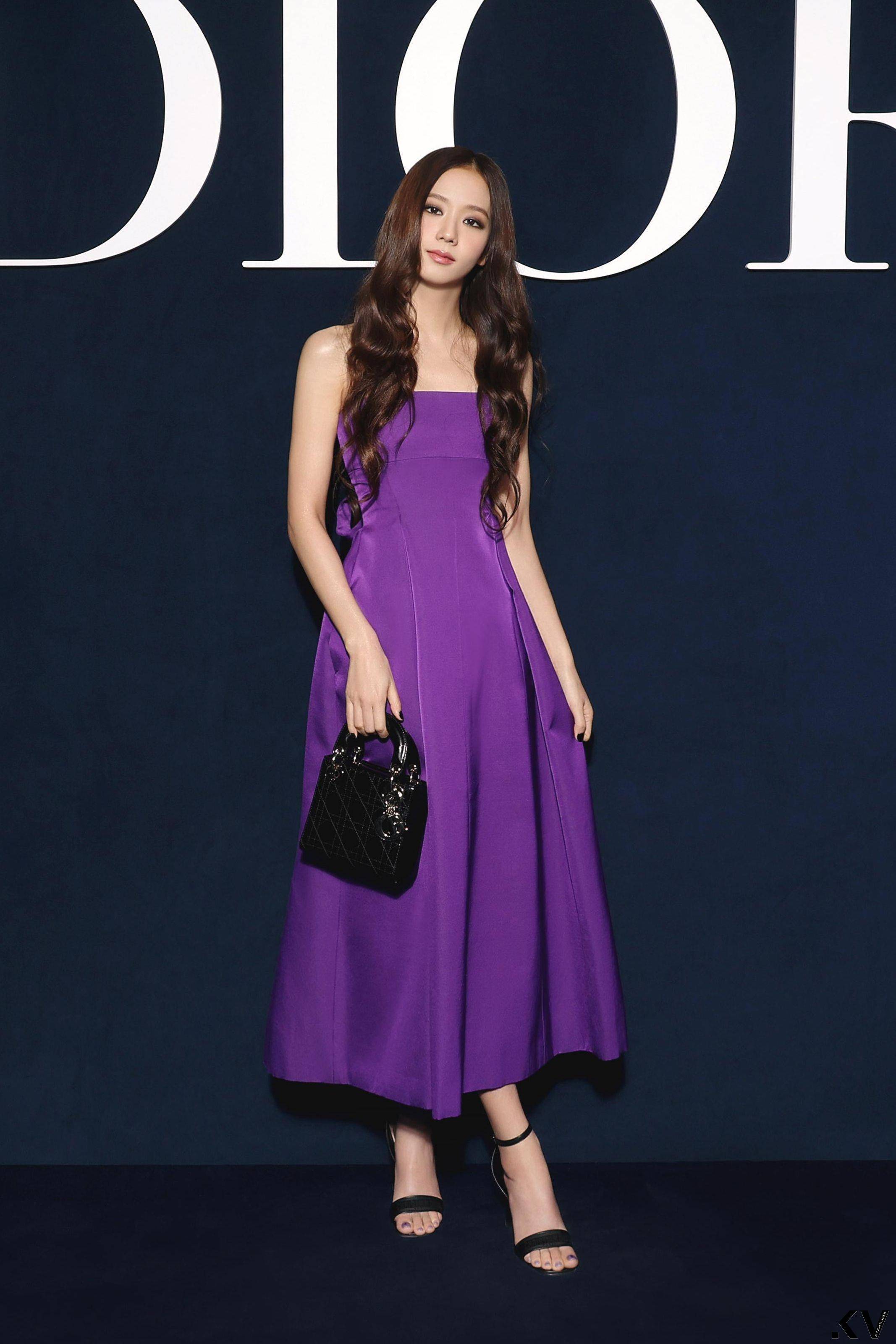 巴黎时装周／Jisoo变身一道紫光看DIOR秀　同框莎莉赛隆“被保护” 时尚穿搭 图3张